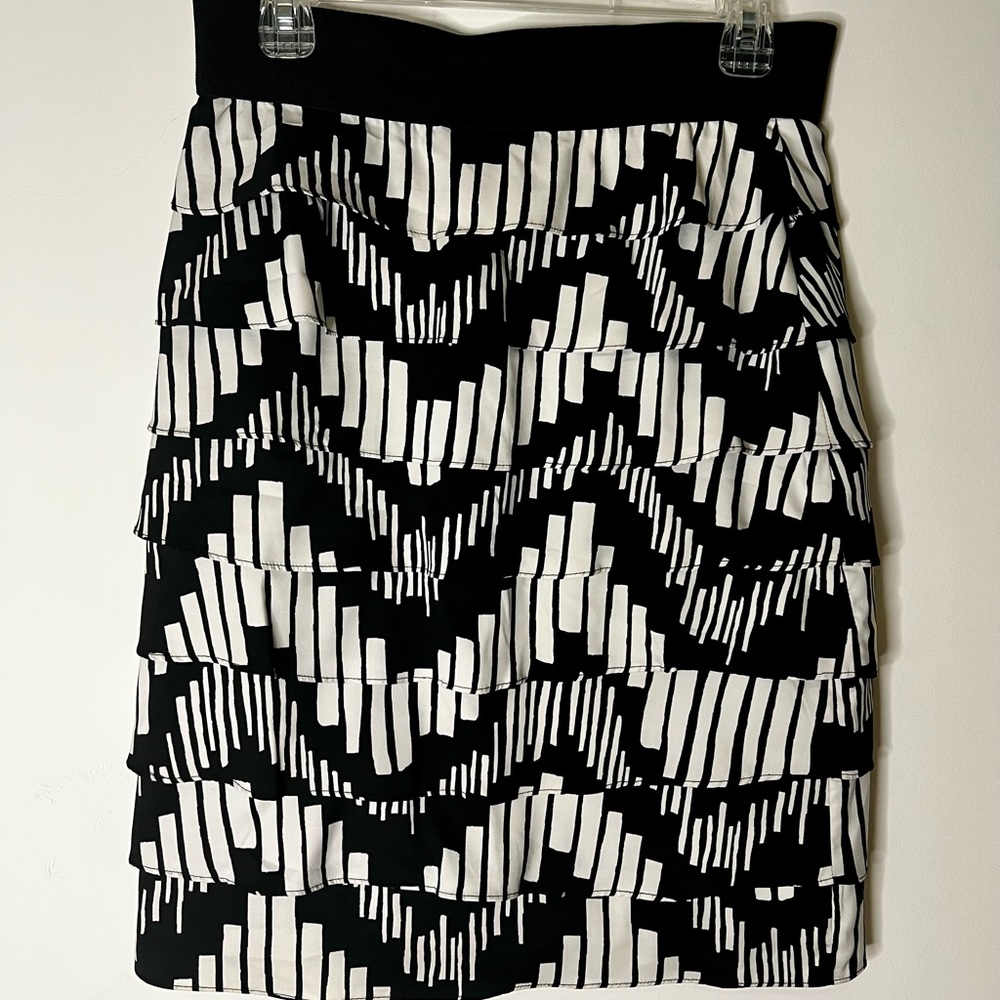 ALFANI layered black and white skirt Size 8 EUC
